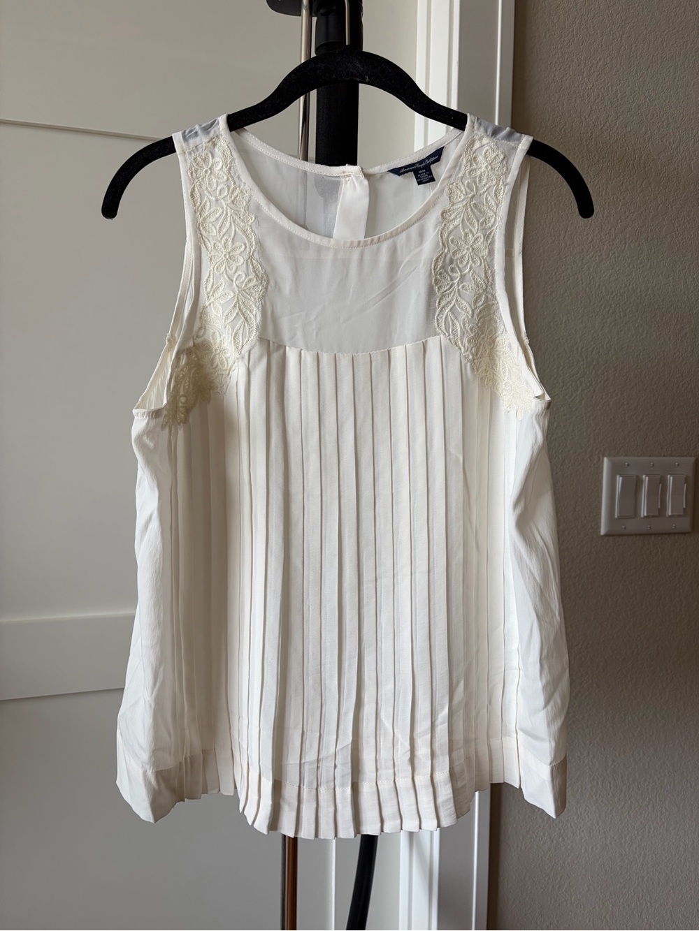 American Eagle Cream Pleated Lace Tank Top Size Medium NWT